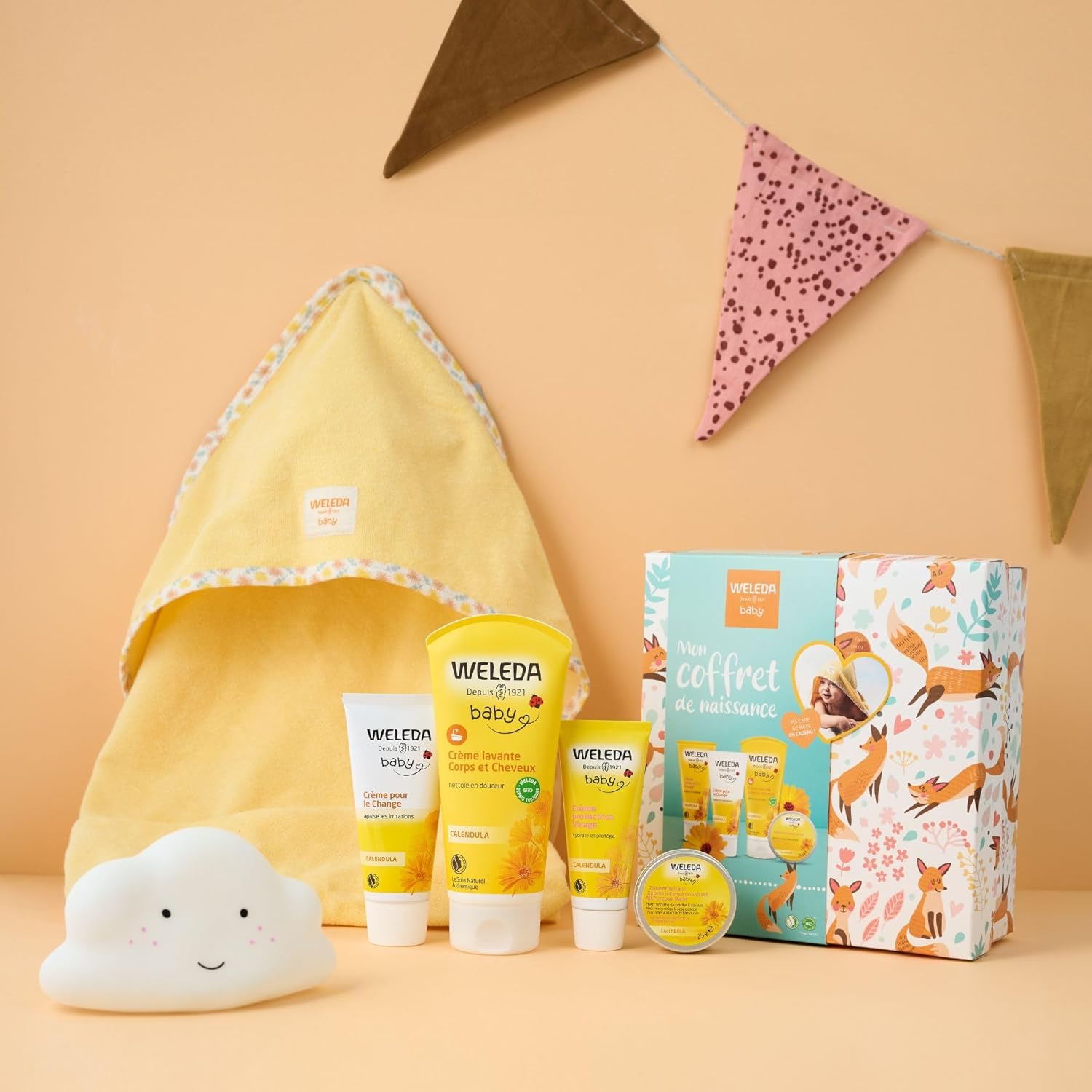 Coffret Cadeau Naissance - Soins Douceur Bébé au Calendula – Crème Lavante, Crème Visage, Crème Pour Le Change, Baume intense universel, Cape De Bain Coton Bio, NATRUE, 200ml+75ml+50ml+25g, Coffret naissance